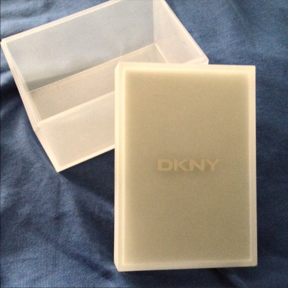 The crack in the DKNY BOX